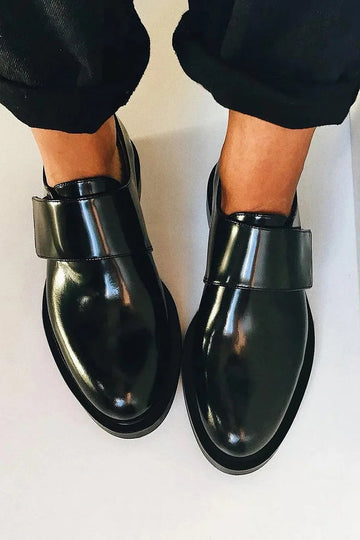IRIS | Elegant glossy loafers with a strap for an impeccable style